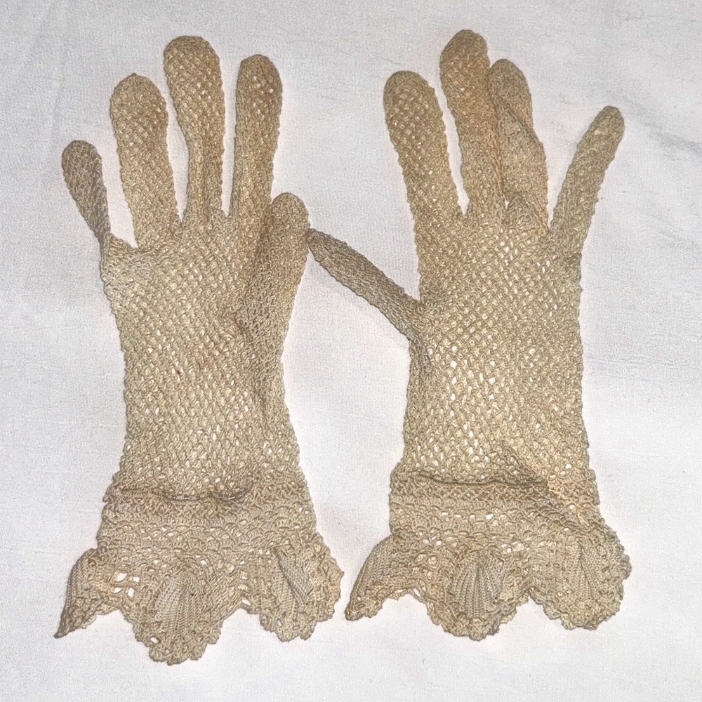 Antique ivory lace gloves